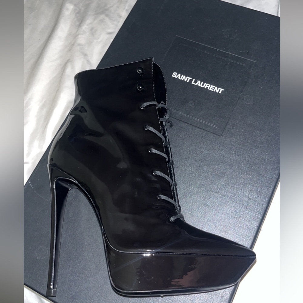 Black patent leather Yves Saint Laurent bootie, size 39.